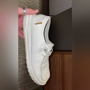 Women’s size 9 Hey Dudes
